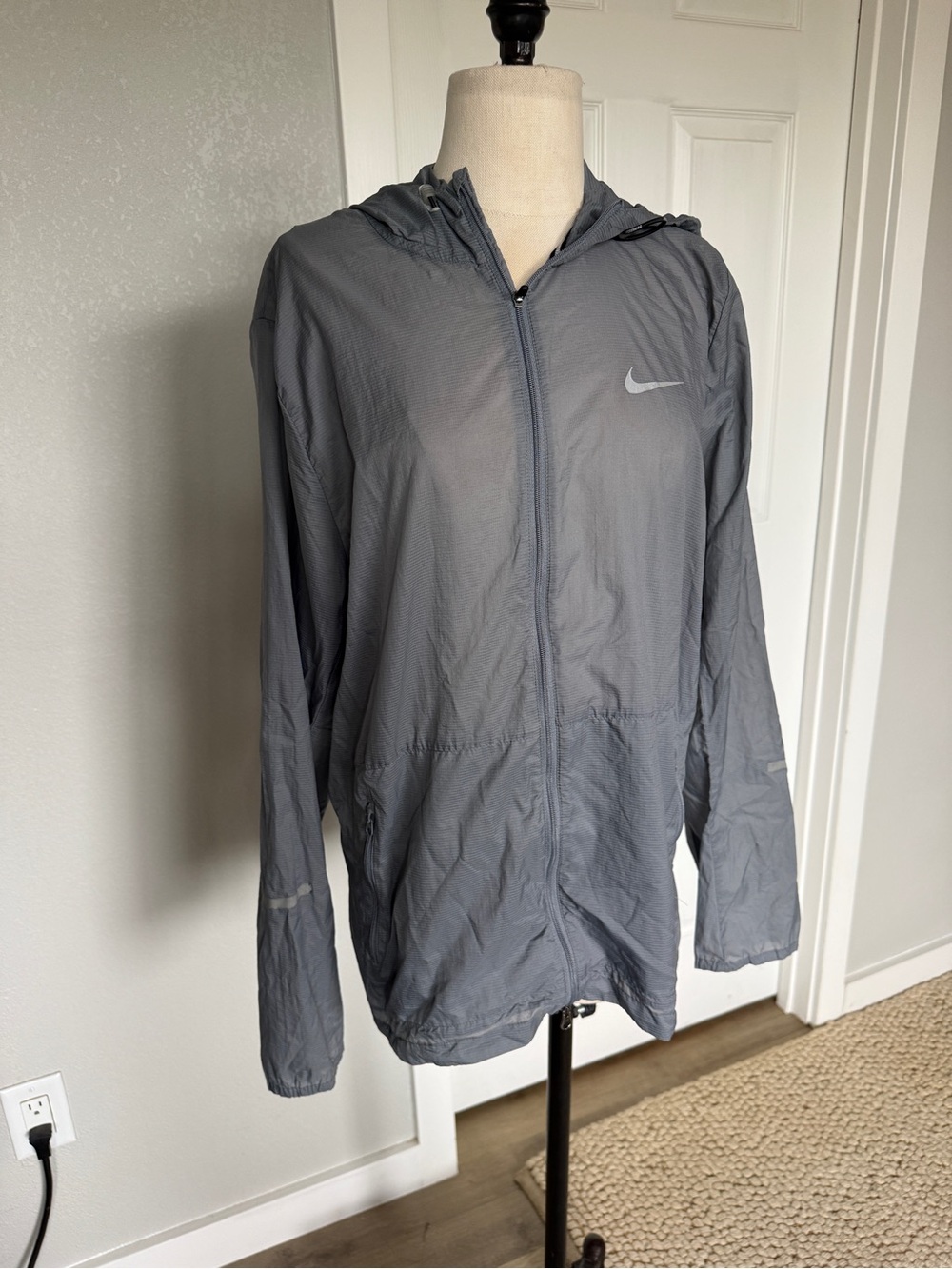 Nike Men's Running Essentials Hooded Jacket in Grey